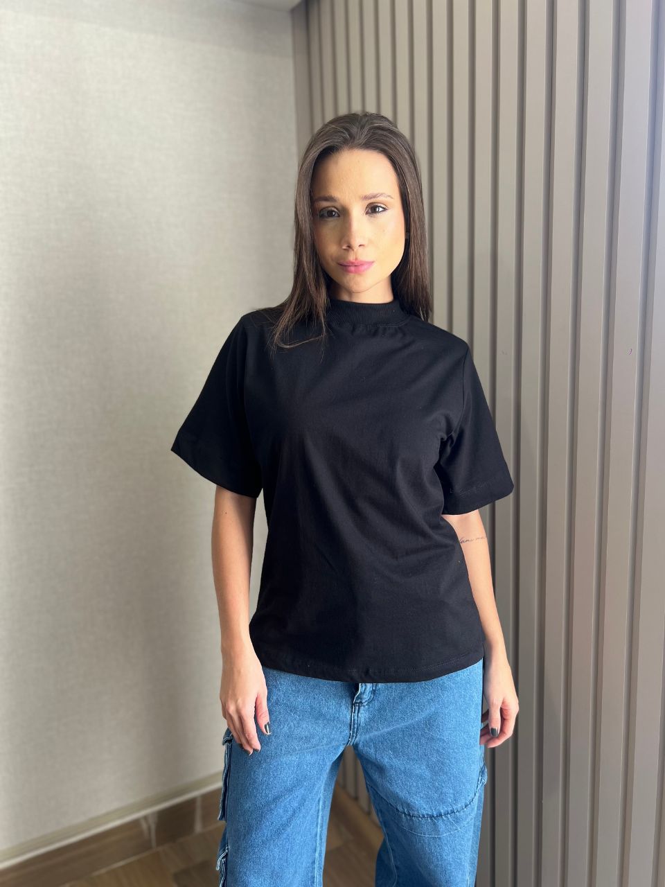 T-Shirt Basica Com Gola Preta - TS Moda Feminina