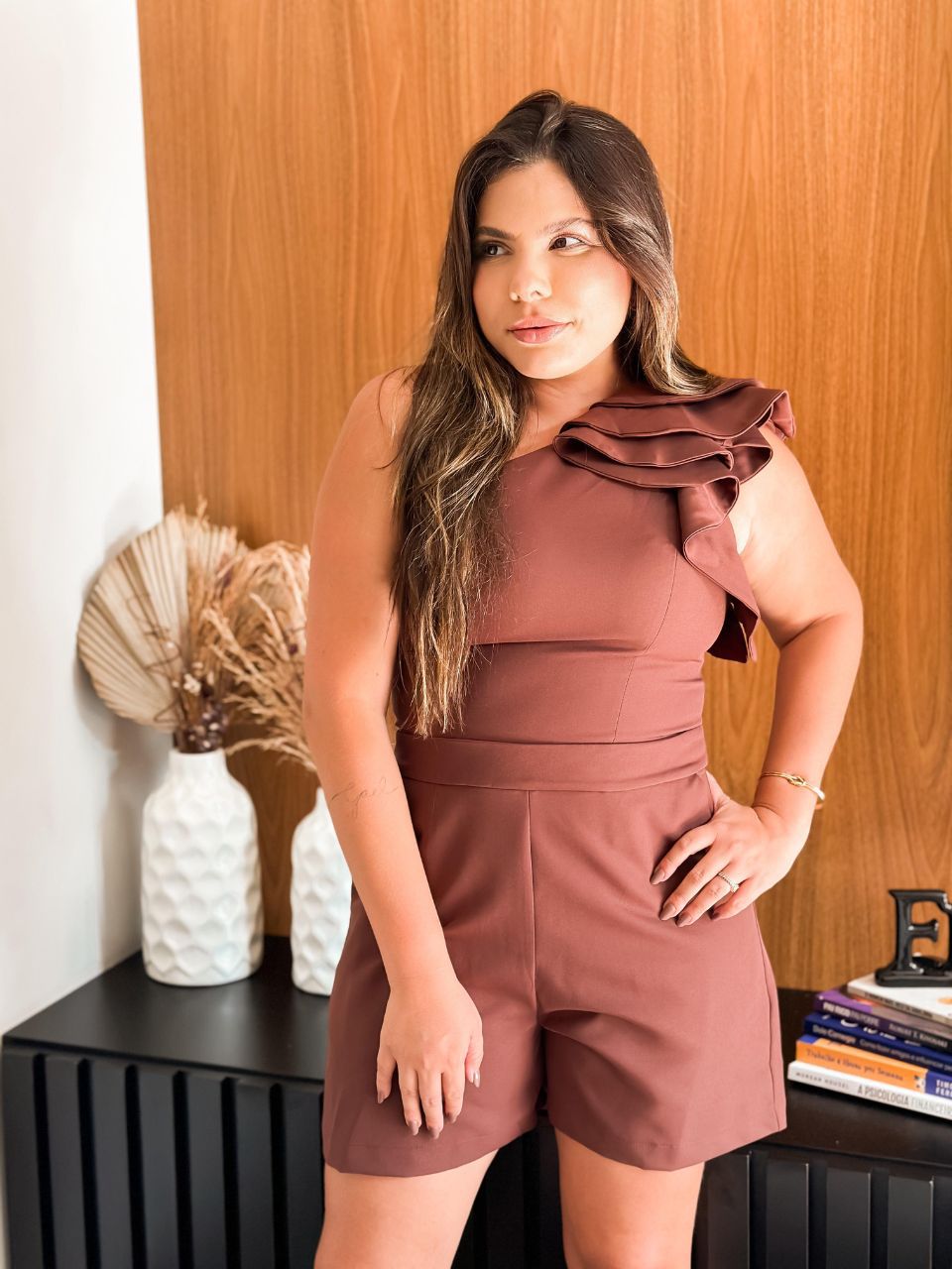 Macaquinho Com Babado Ombro Marrom - TS Moda Feminina