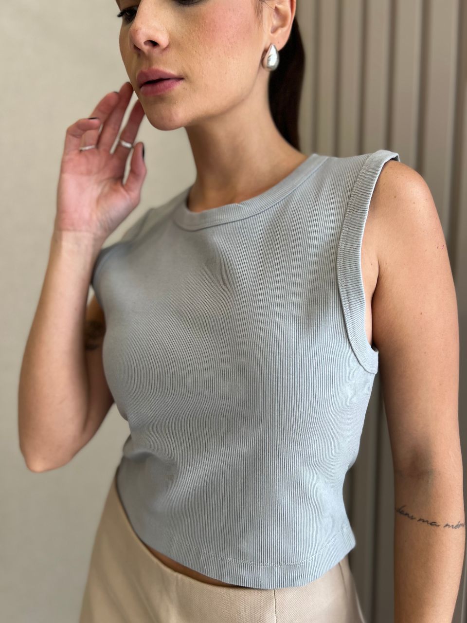 Regata Cropped Canelada Power Cinza - TS Moda Feminina