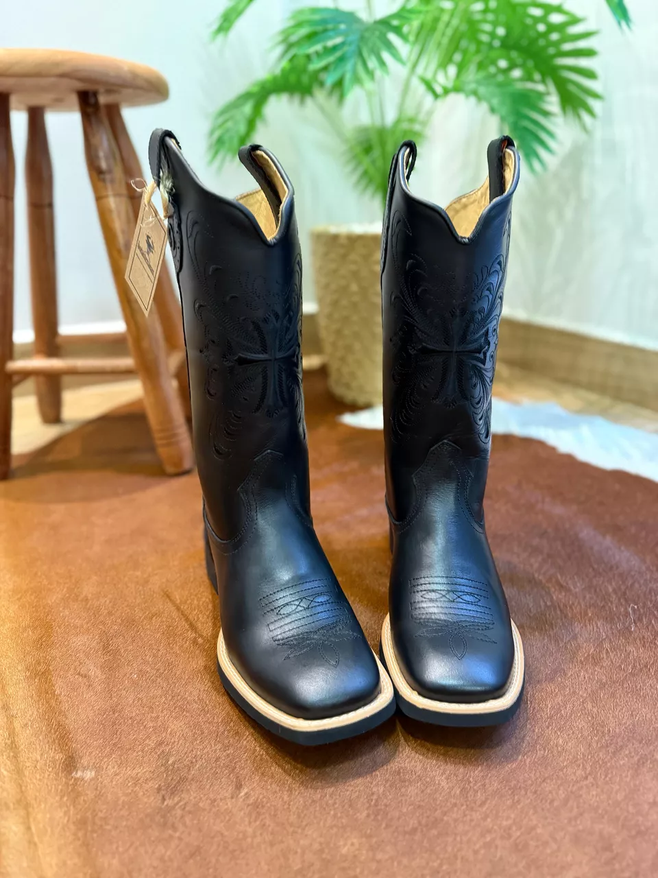 BOTA TEXANA EM COURO PRETO BORDADO ALL BLACK CRUZ E FLORÃO | Botas ...