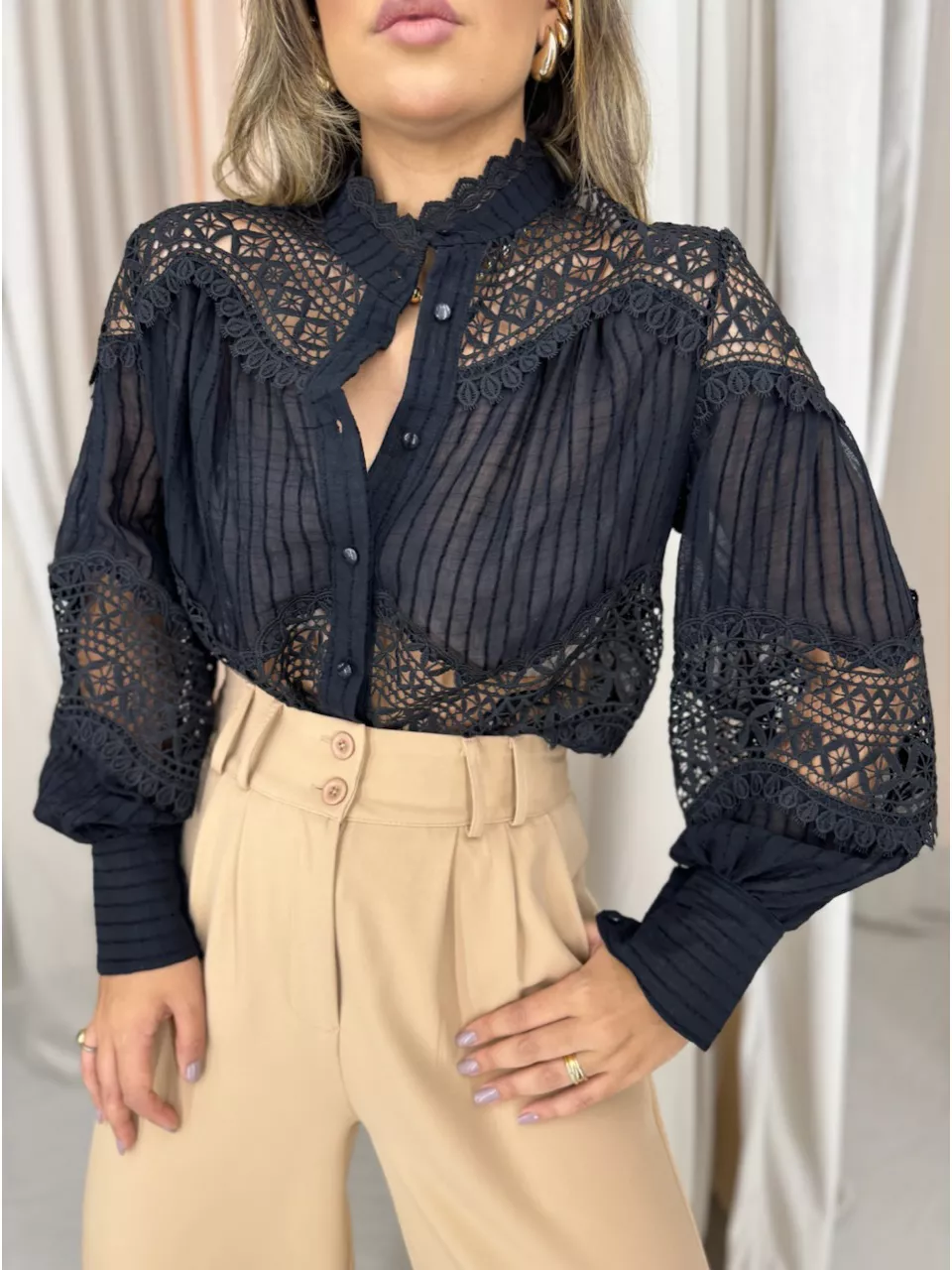 CAMISA LUIZA GUIPIR PRETA - 0049350033 - CAROLLA FERRARO