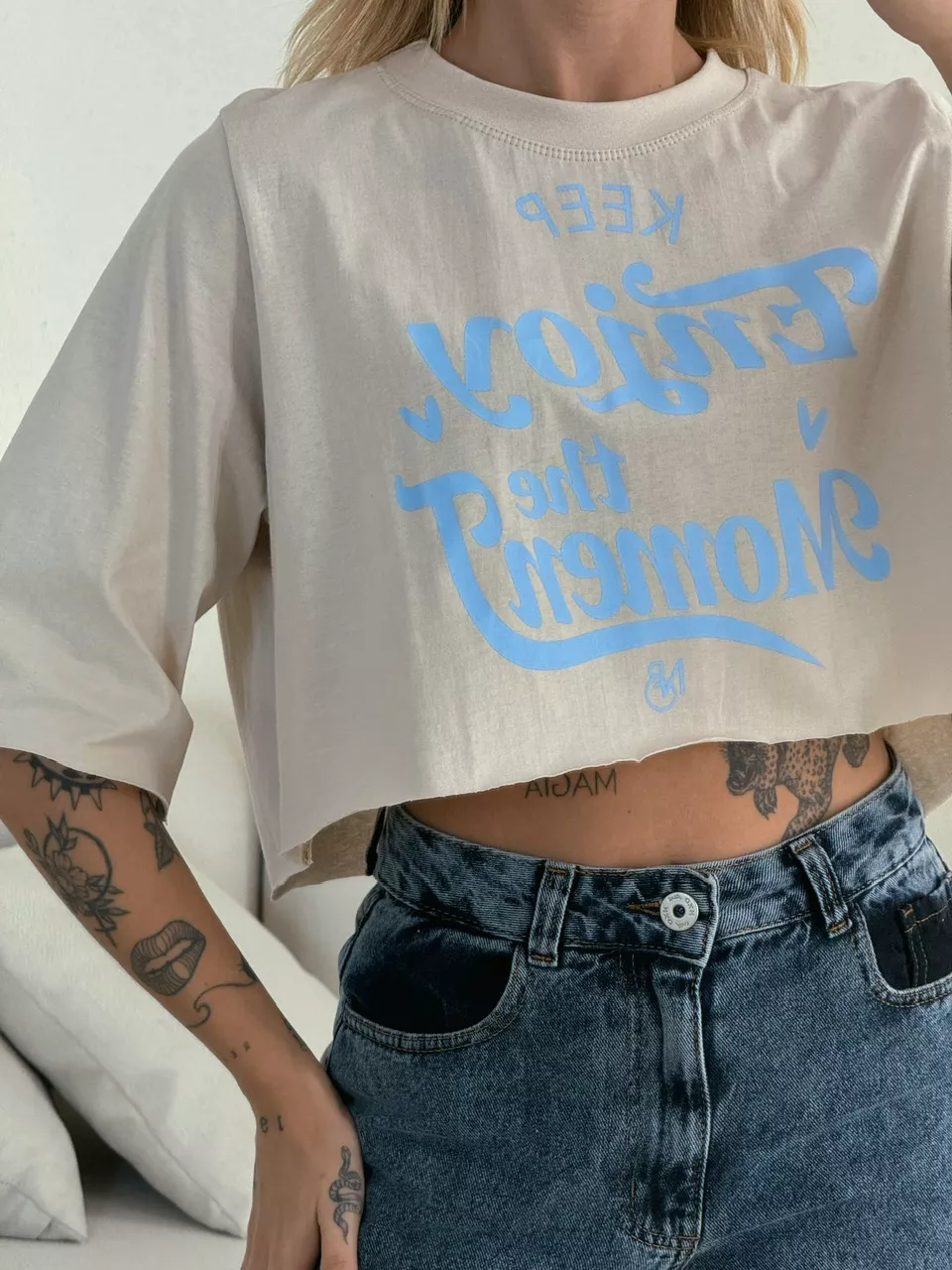 T-SHIRT ENJOY THE MOMENT NUDE/AZUL
