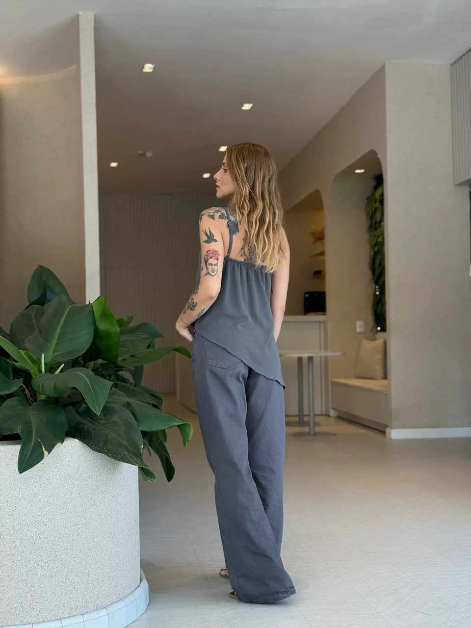 BLUSA ASSIMÉTRICA ALÇA CINZA
