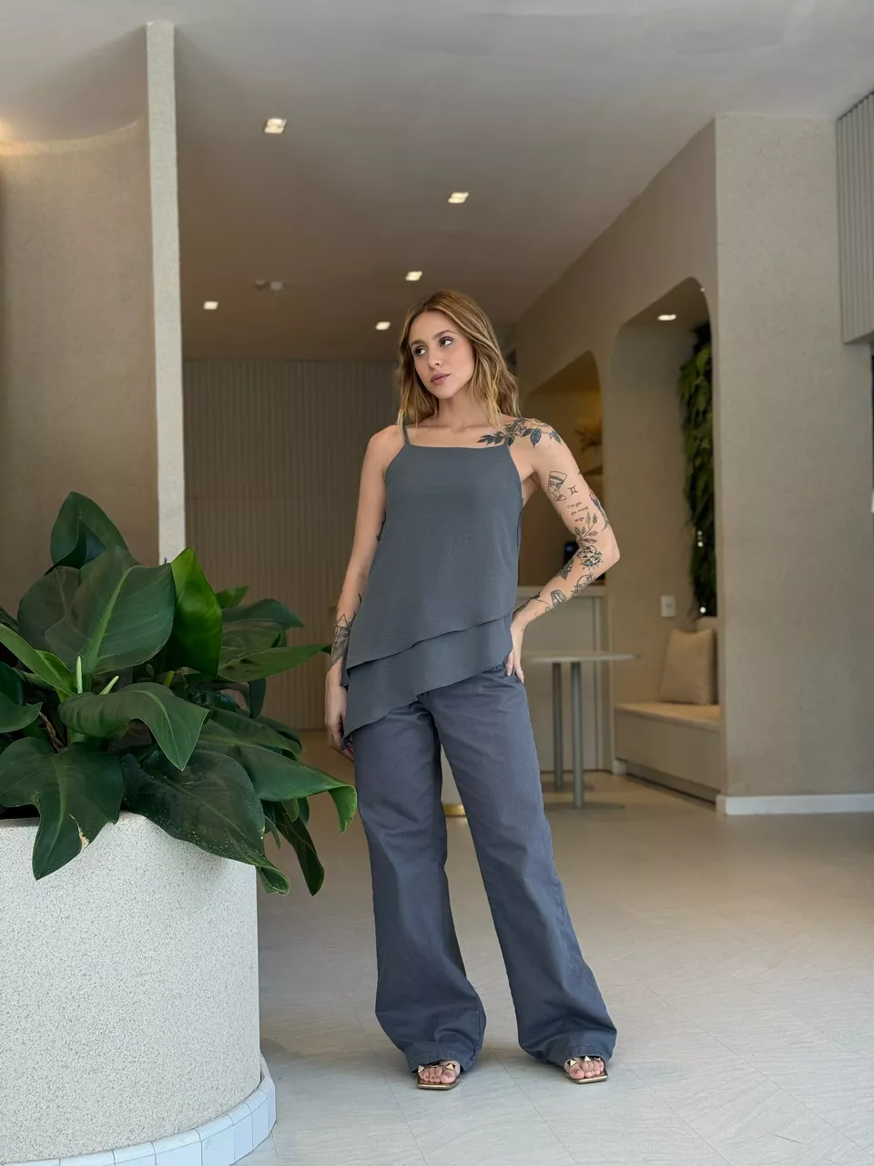 BLUSA ASSIMÉTRICA ALÇA CINZA