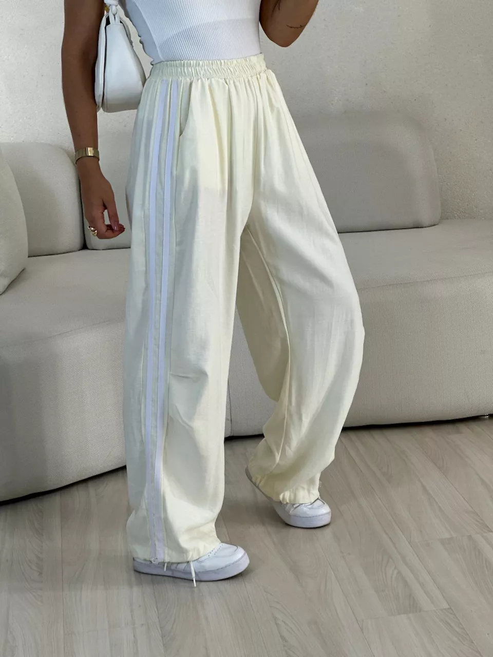 CALÇA VANESSA STREETWEAR YELLOW BUTTER - 005701037... - CAROLLA FERRARO