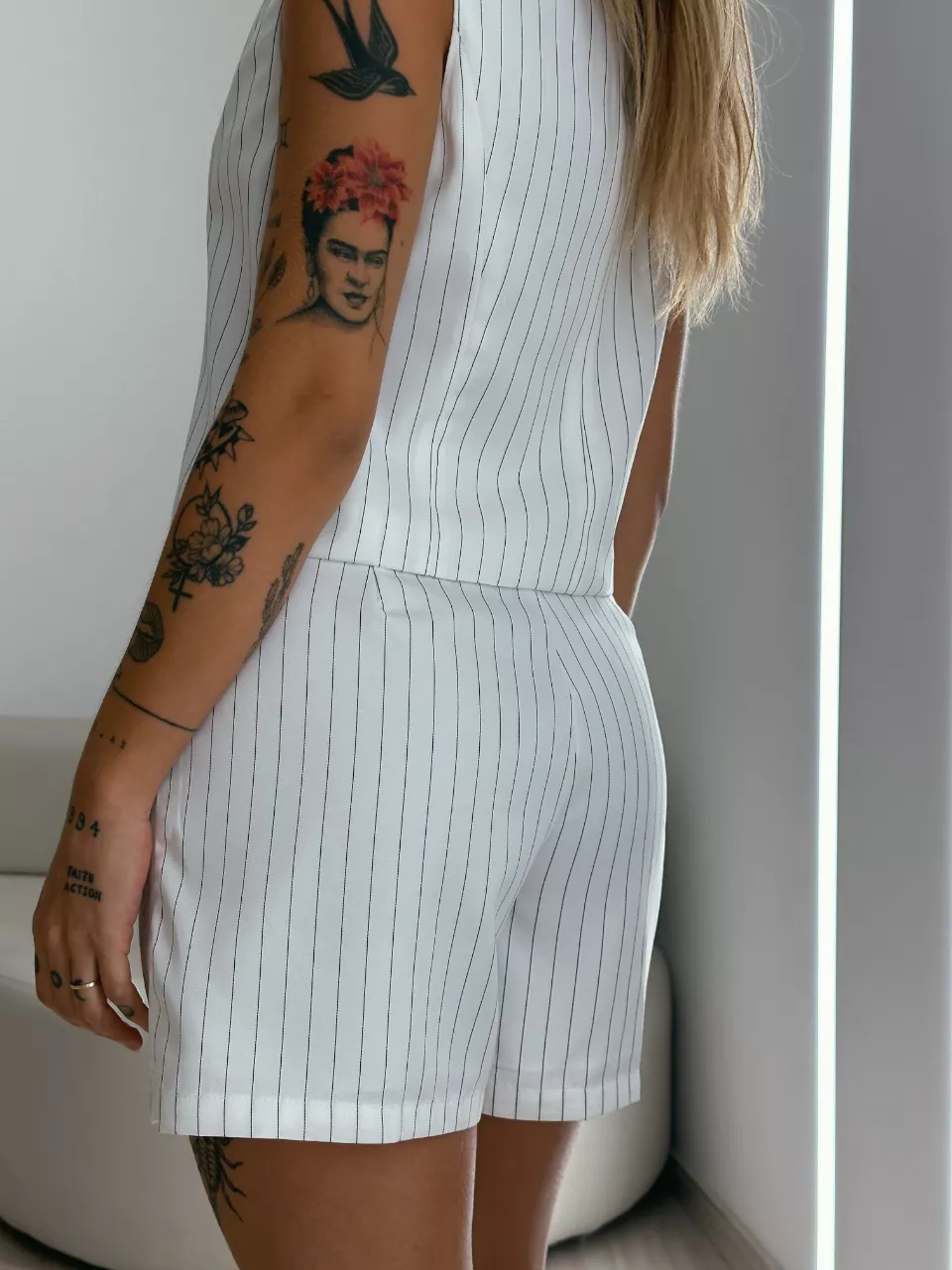 CONJUNTO LISTRADO COLETE SHORT BRANCO