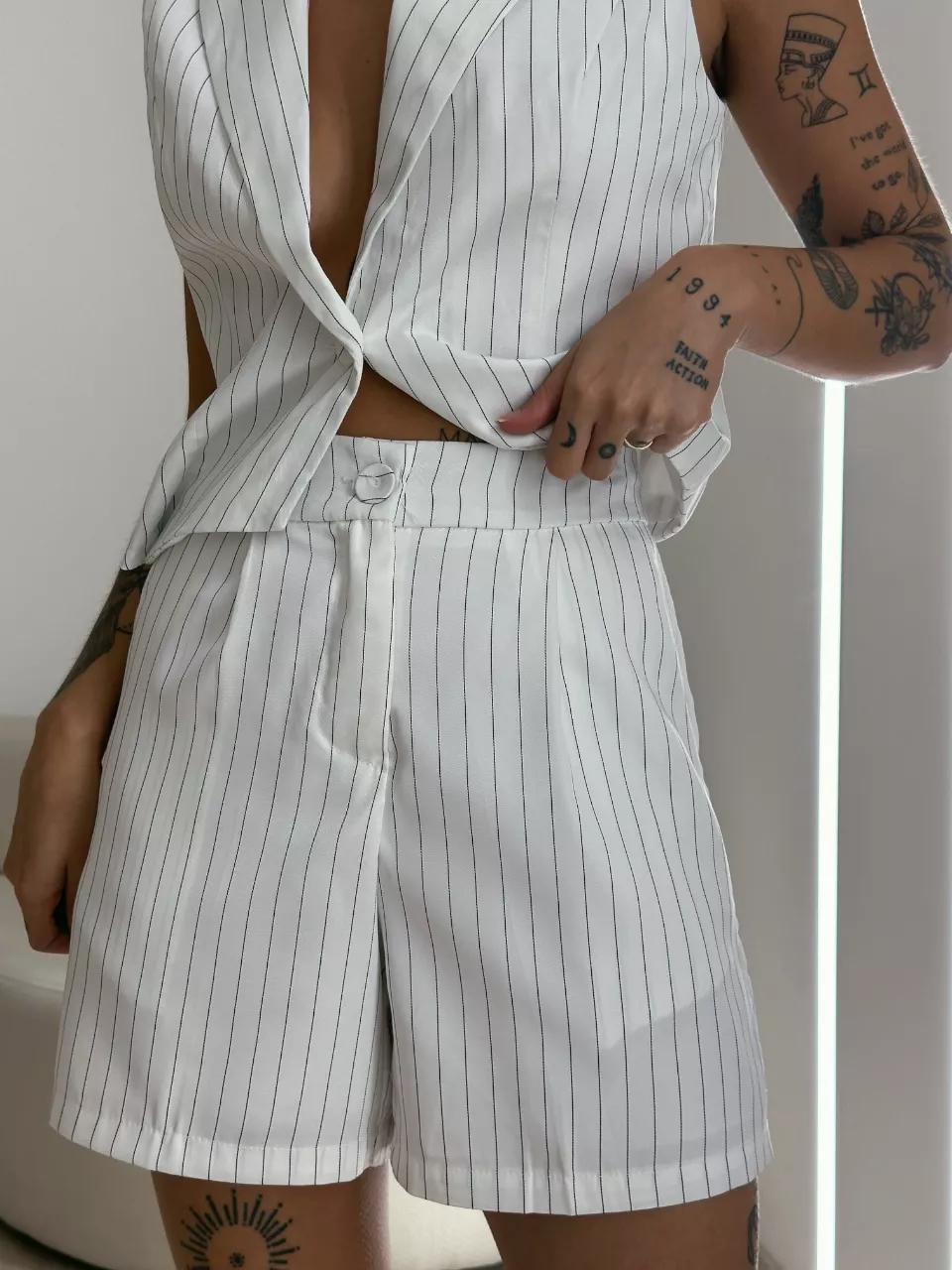 CONJUNTO LISTRADO COLETE SHORT BRANCO