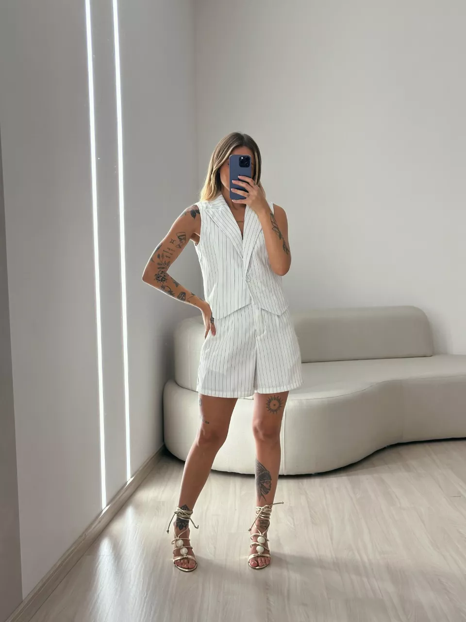 CONJUNTO LISTRADO COLETE SHORT BRANCO