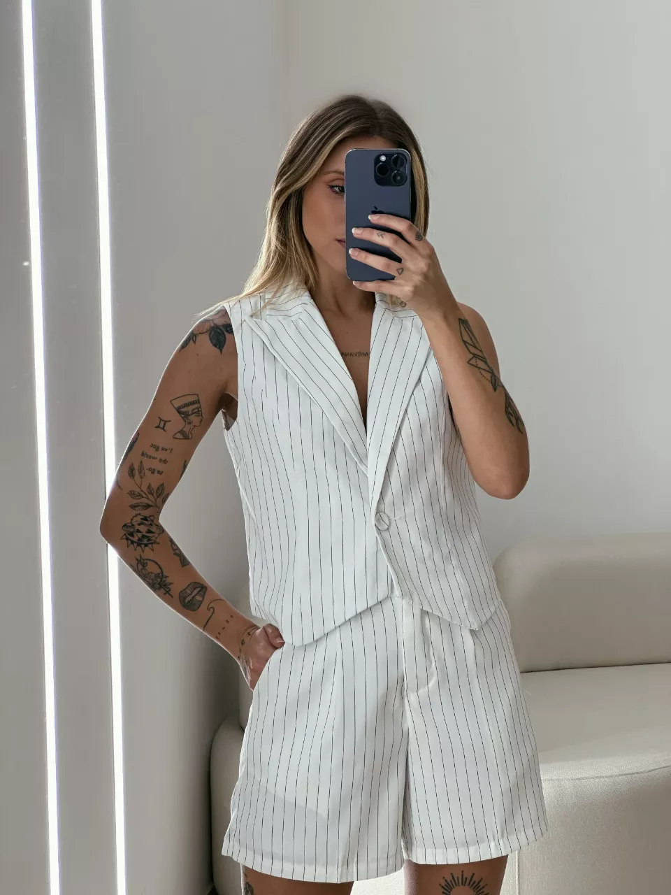CONJUNTO LISTRADO COLETE SHORT BRANCO