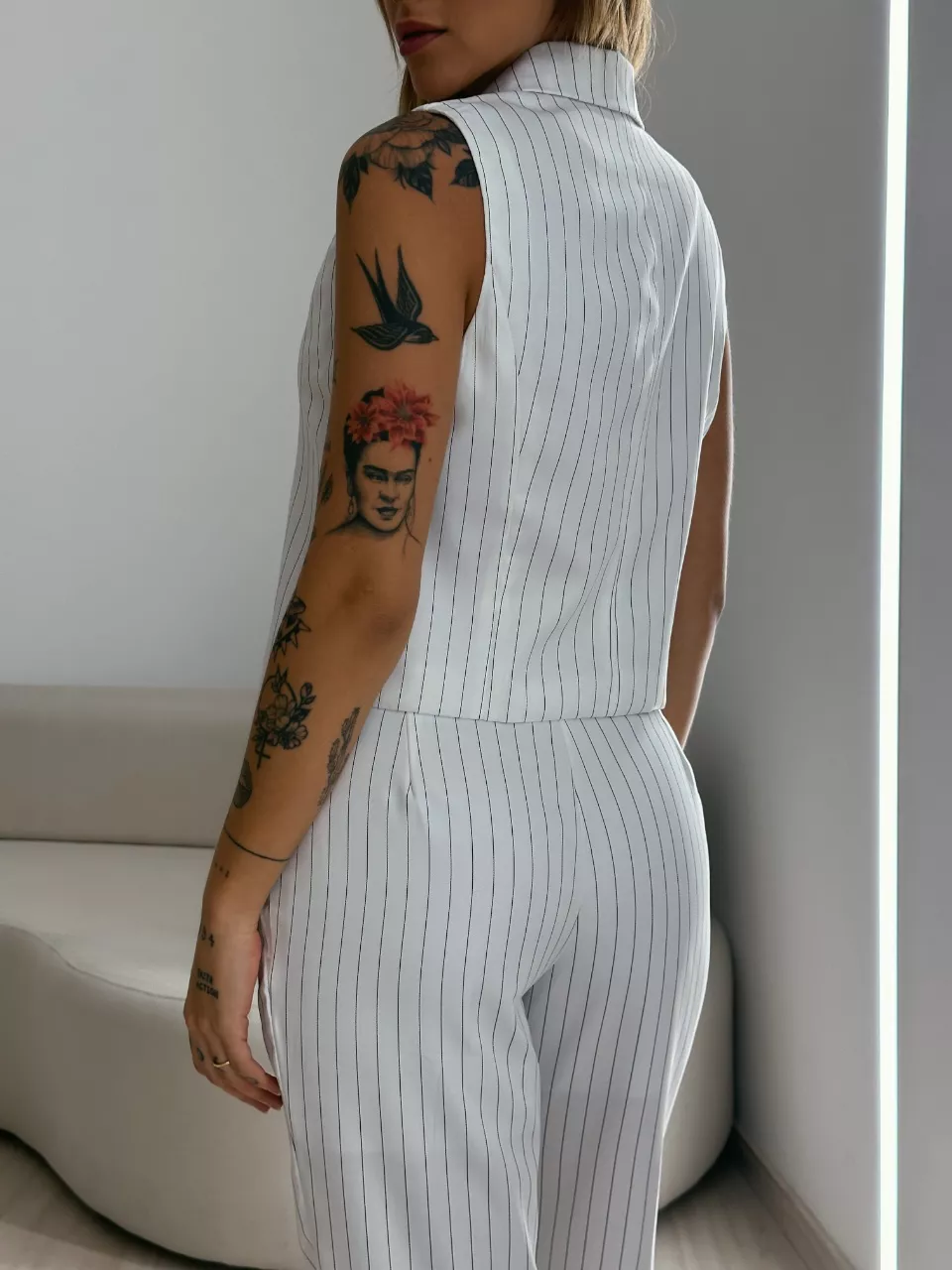 CONJUNTO LISTRADO COLETE SHORT BRANCO