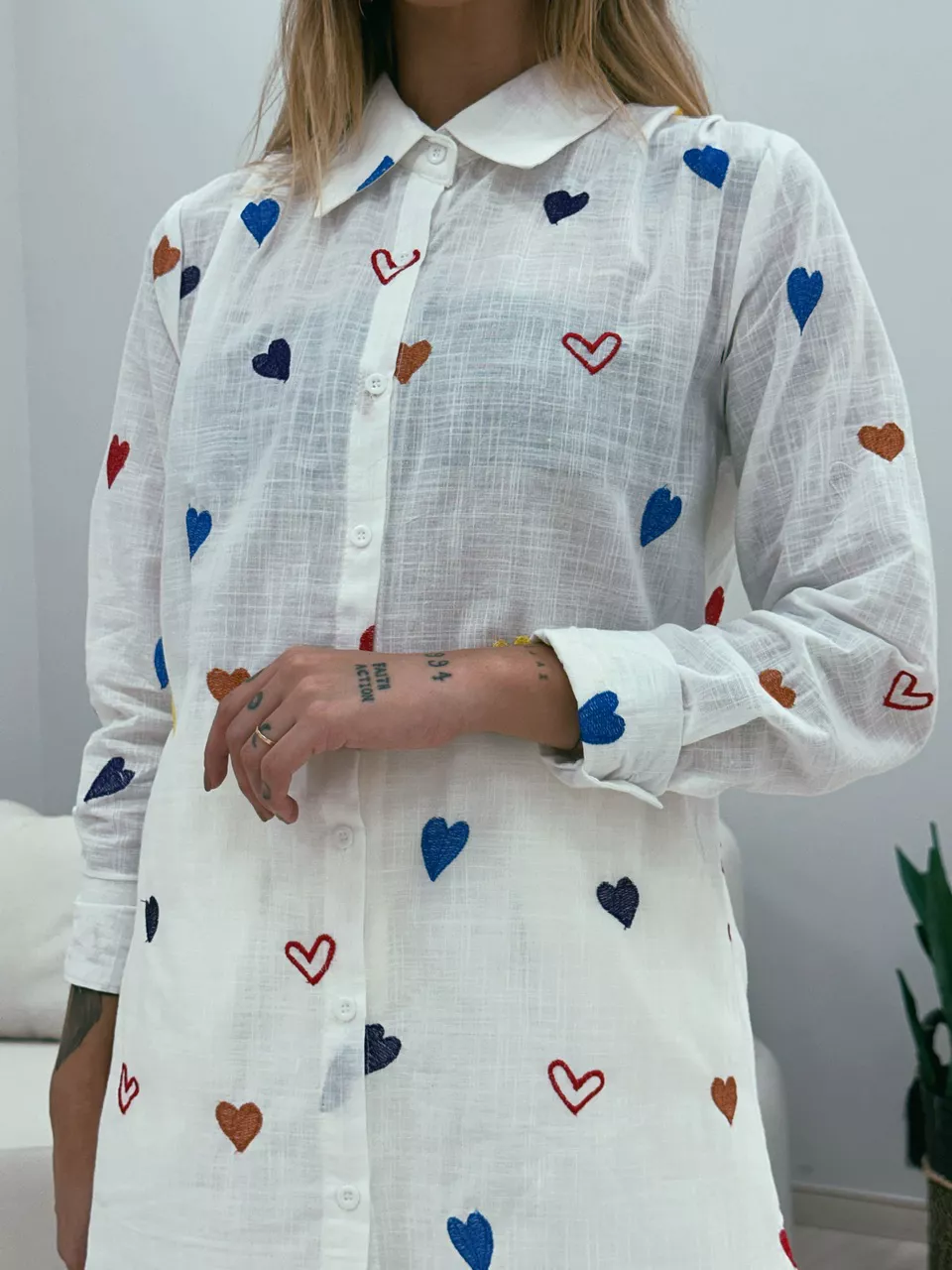 CAMISA CAMILA CORAÇÕES OFF
