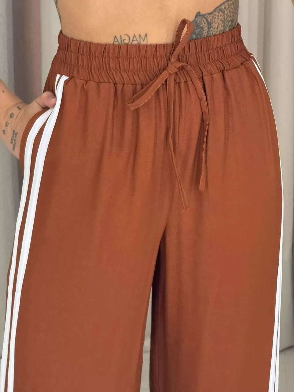 CALÇA ANA LAURA LISTRAS TERRA COTA 