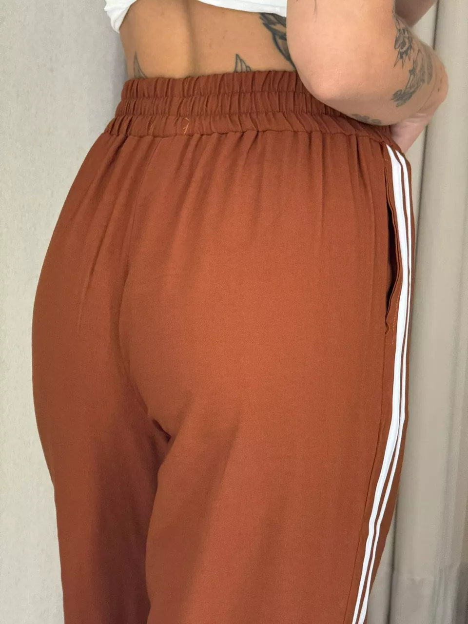 CALÇA ANA LAURA LISTRAS TERRA COTA 
