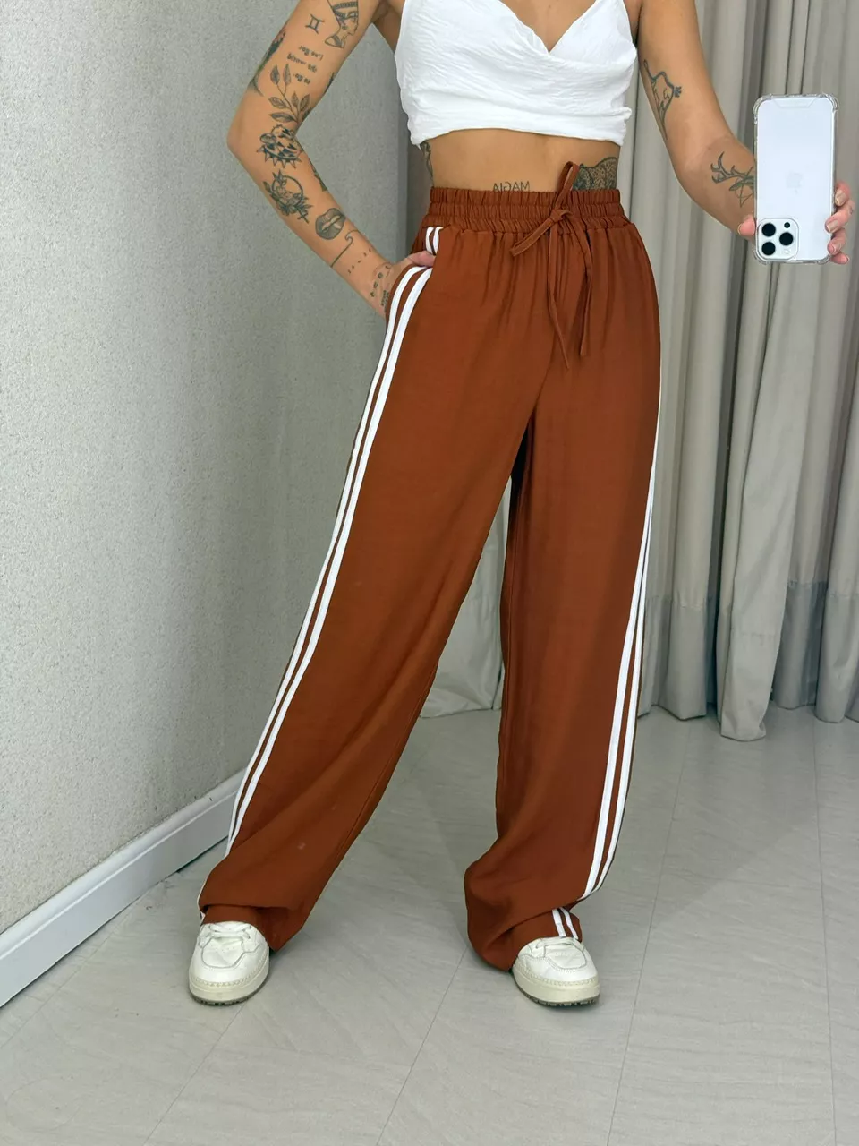 CALÇA ANA LAURA LISTRAS TERRA COTA 