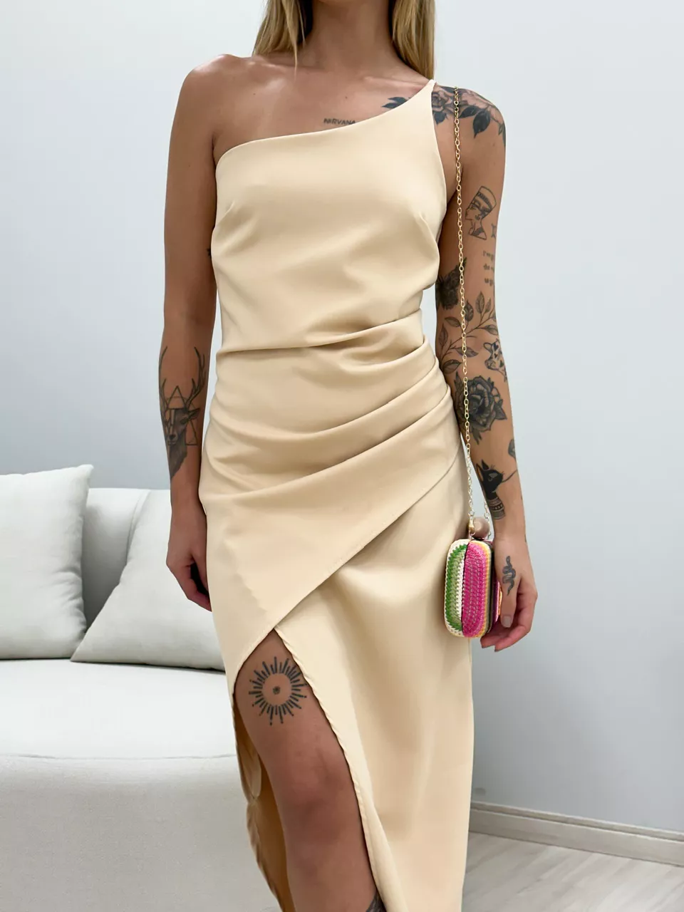 VESTIDO FENDA DRAPEADO AREIA