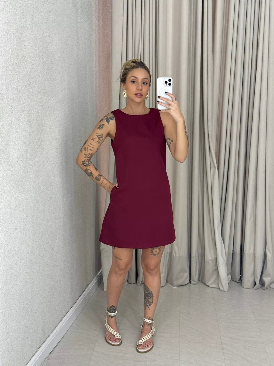 VESTIDO AGATHA CURTO CAVADO VINHO - 0063260168 - CAROLLA FERRARO