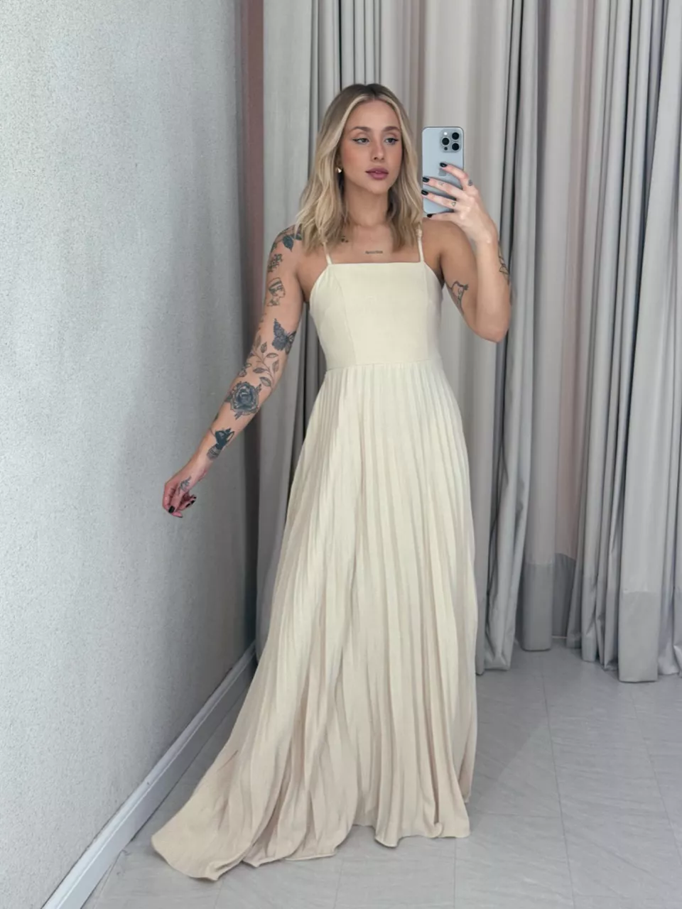 VESTIDO ELEONORA. PLISSADO Areia - 0061300110 - CAROLLA FERRARO