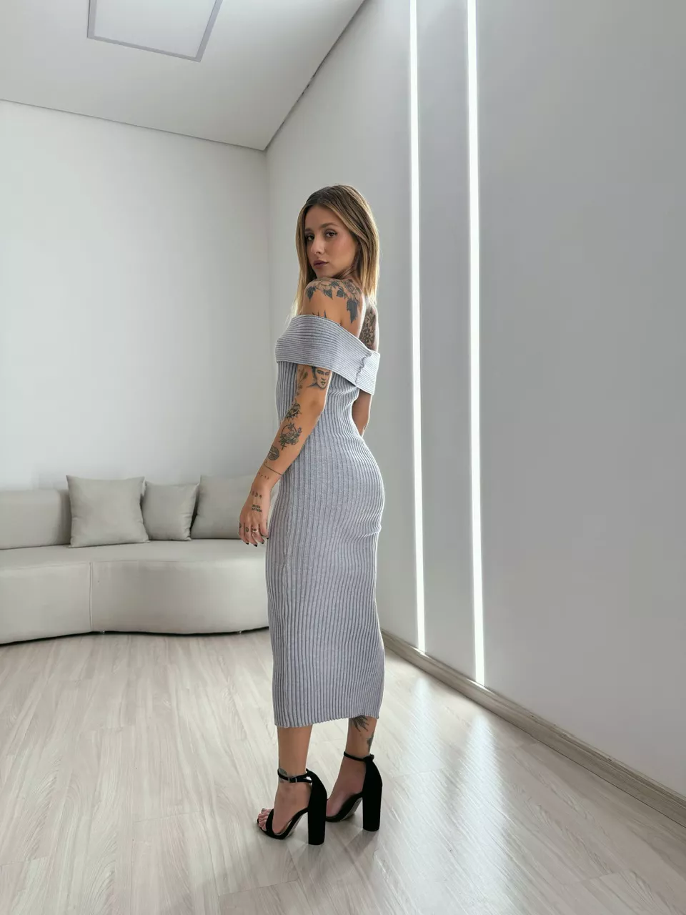 VESTIDO GOLA VIRADA CINZA