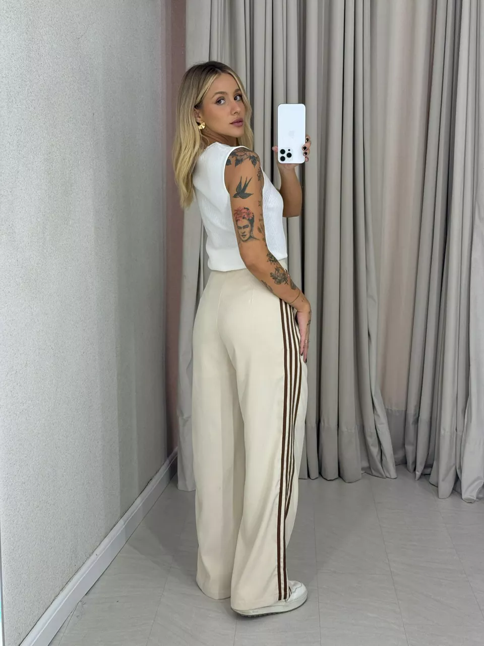 CALÇA NATALIA LISTRAS AREIA