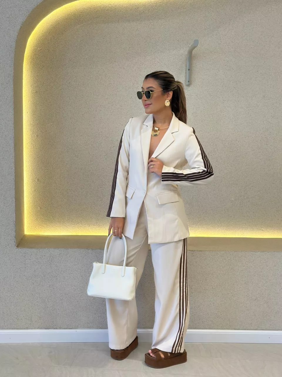 CALÇA NATALIA LISTRAS AREIA