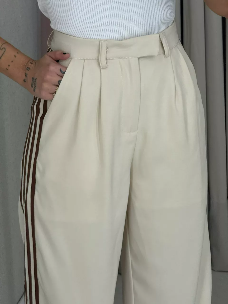 CALÇA NATALIA LISTRAS AREIA