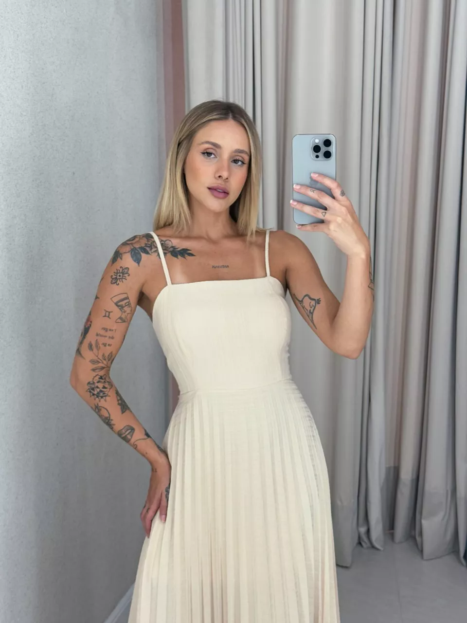 VESTIDO ALINE PLISSADO NUDE