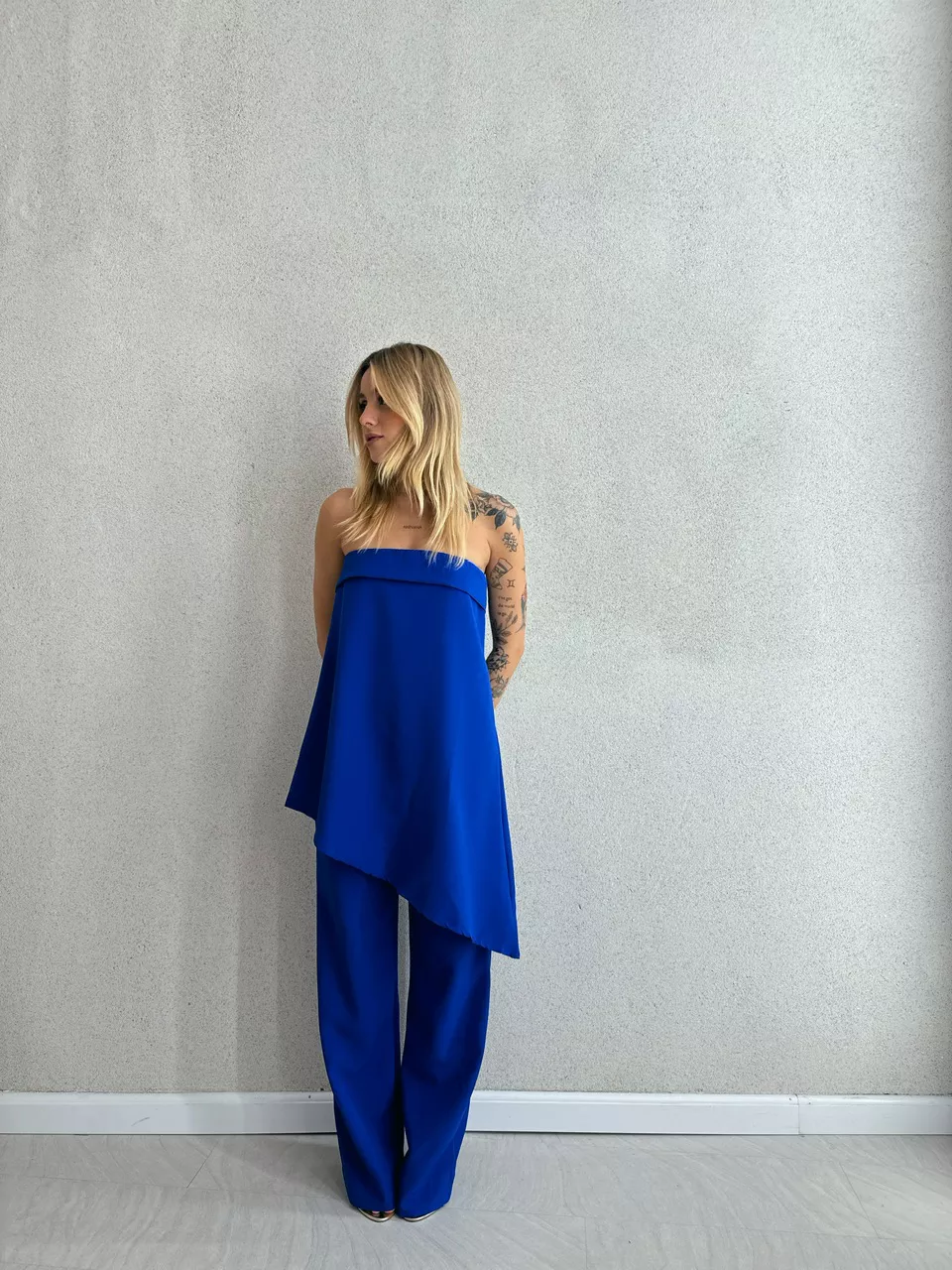 CONJUNTO MIRELLA BLUSA ASSIMÉTRICA AZUL - 00541501... - CAROLLA FERRARO