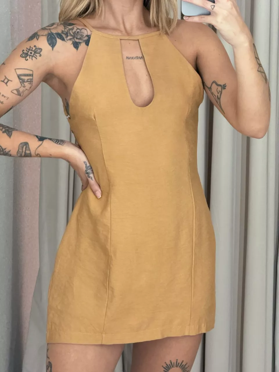 VESTIDO DALVA CURTO MOSTARDA