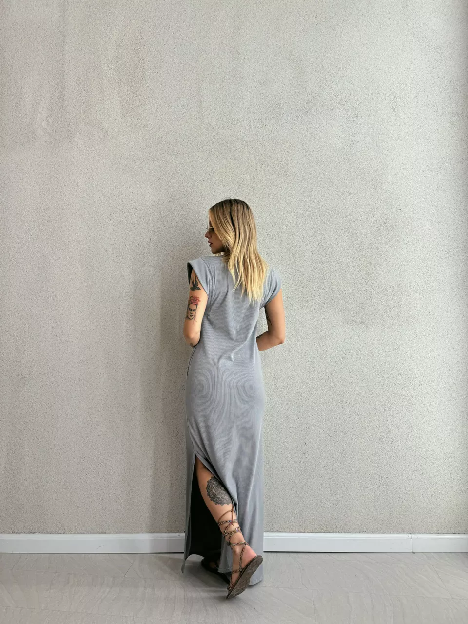 VESTIDO VIVI MUSCLE CANELADO CINZA