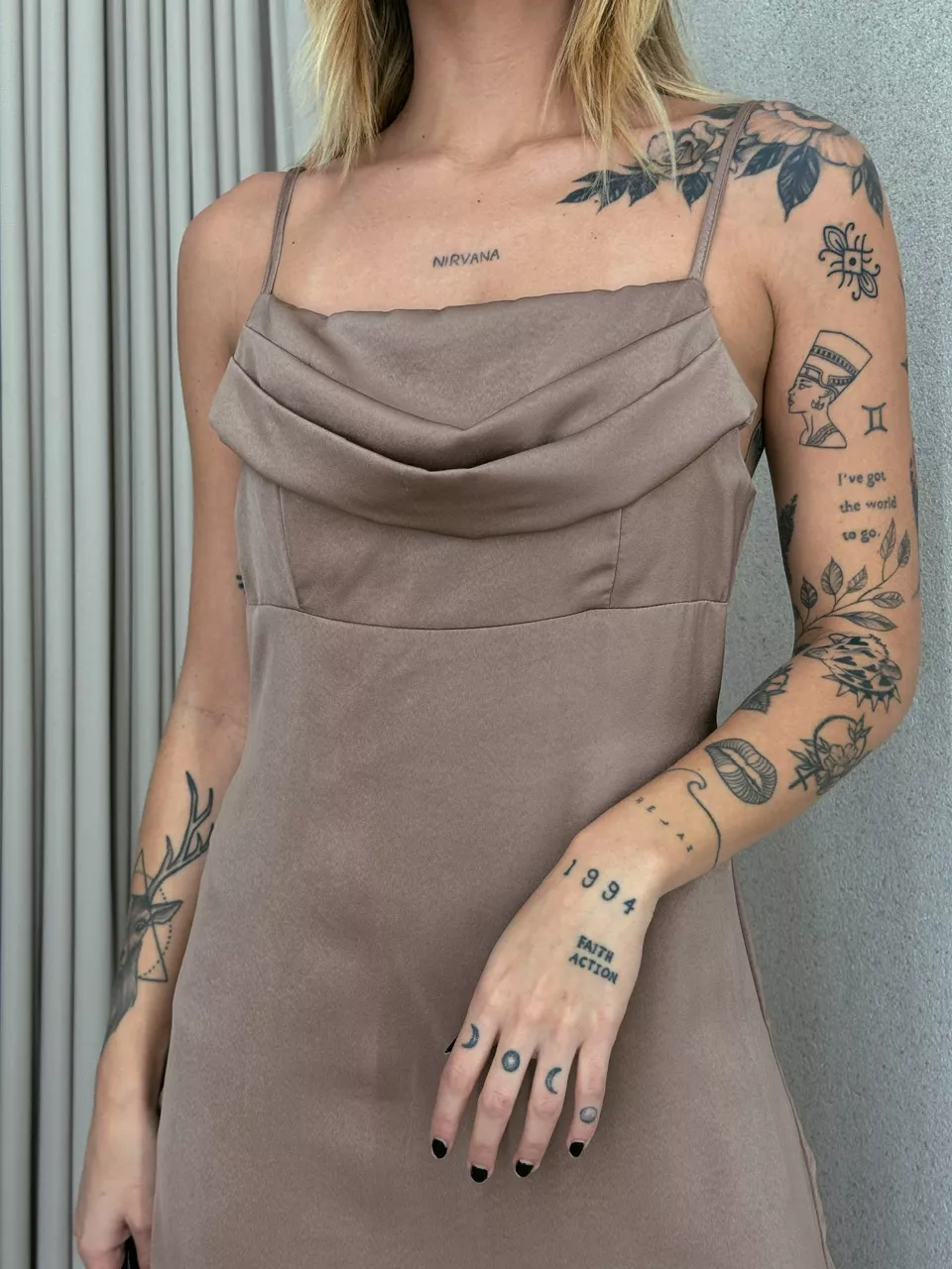 VESTIDO ISA MIDI ACETINADO NUDE