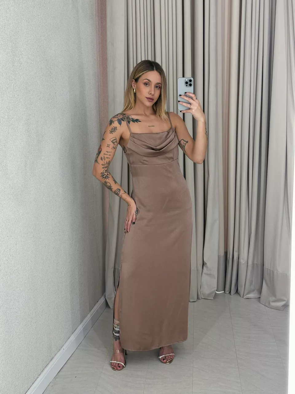 VESTIDO ISA MIDI ACETINADO NUDE