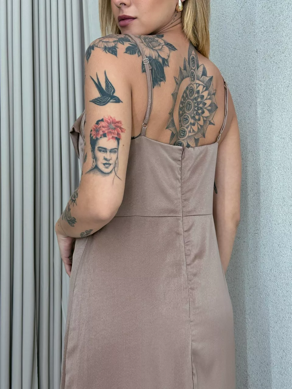 VESTIDO ISA MIDI ACETINADO NUDE