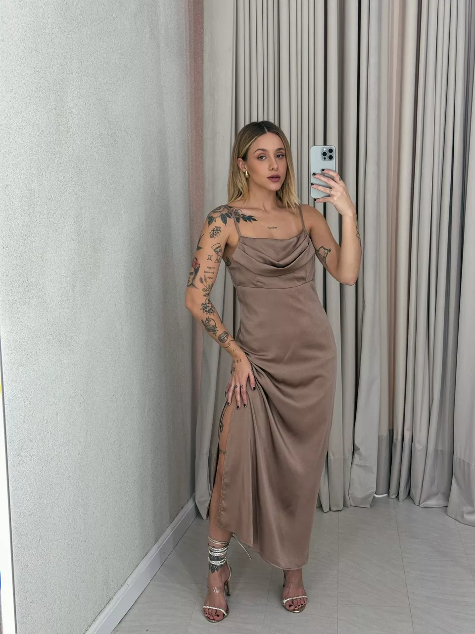 VESTIDO ISA MIDI ACETINADO NUDE