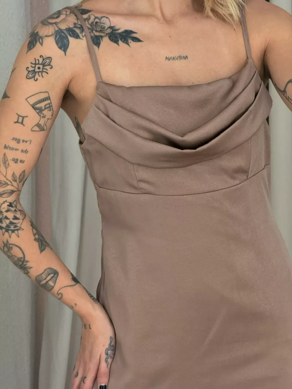 VESTIDO ISA MIDI ACETINADO NUDE