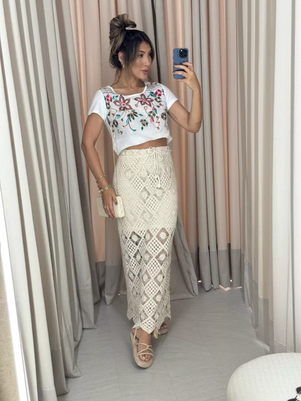 BLUSA BASIC BORDADA FLOR TURQUESA/VERMELHO