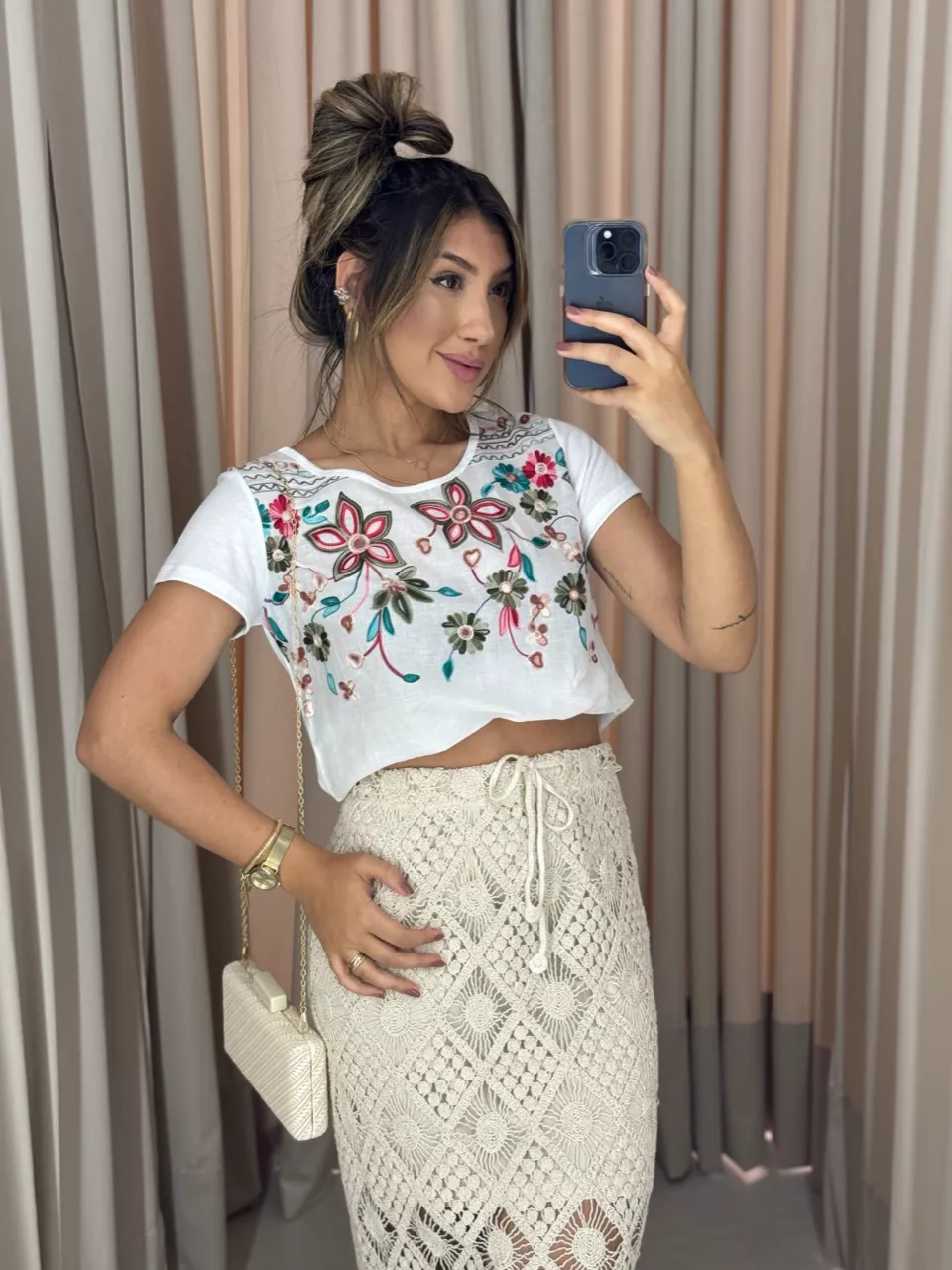 BLUSA BASIC BORDADA FLOR TURQUESA/VERMELHO