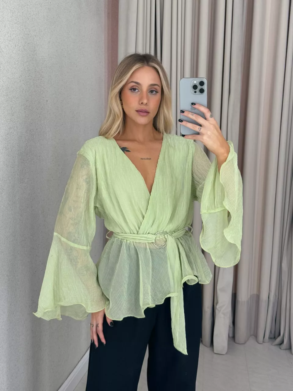 BLUSA ATENA DECOTE VERDE - 0061380014 - CAROLLA FERRARO