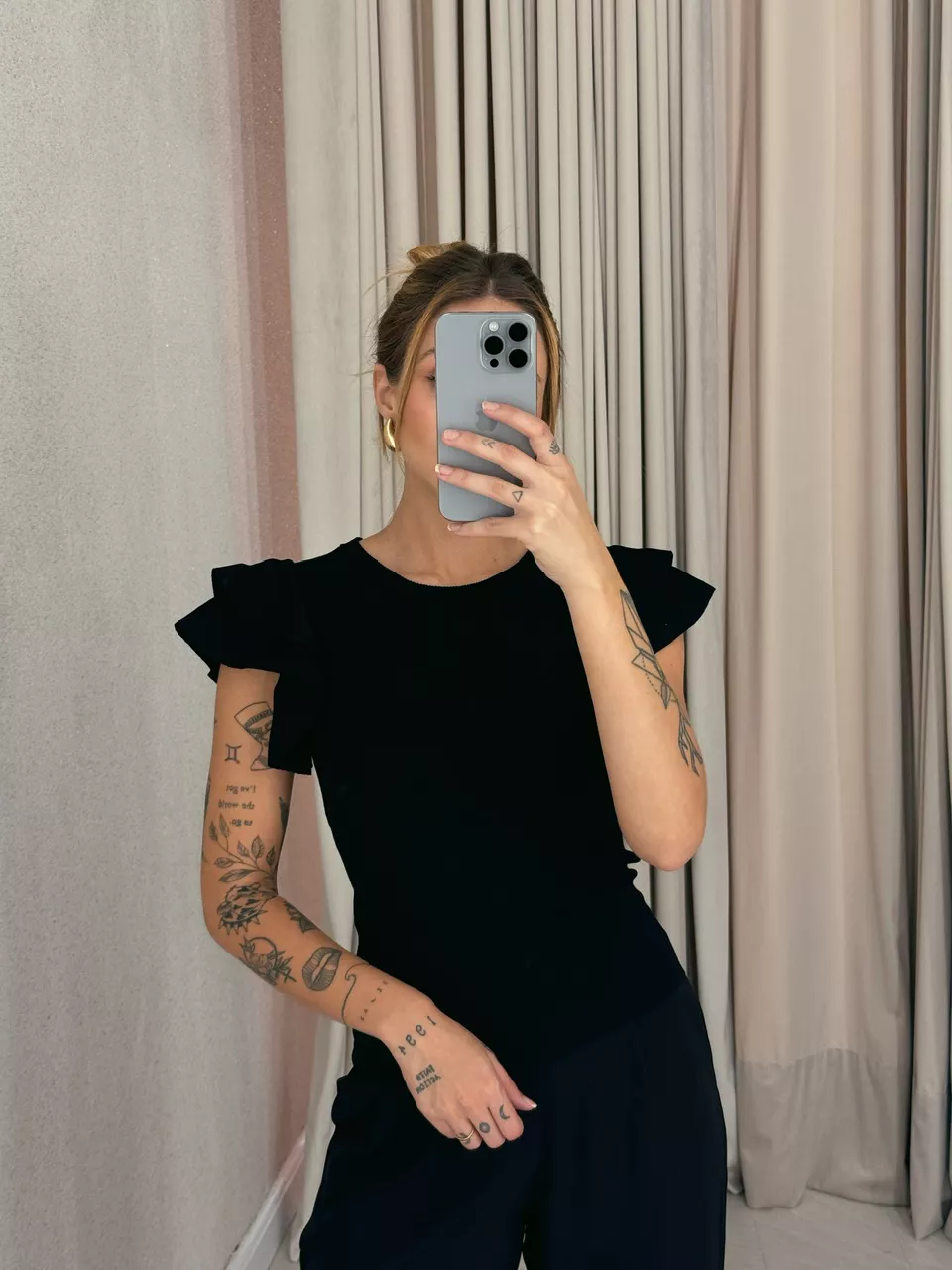 BLUSA MANGA BABADO PRETA