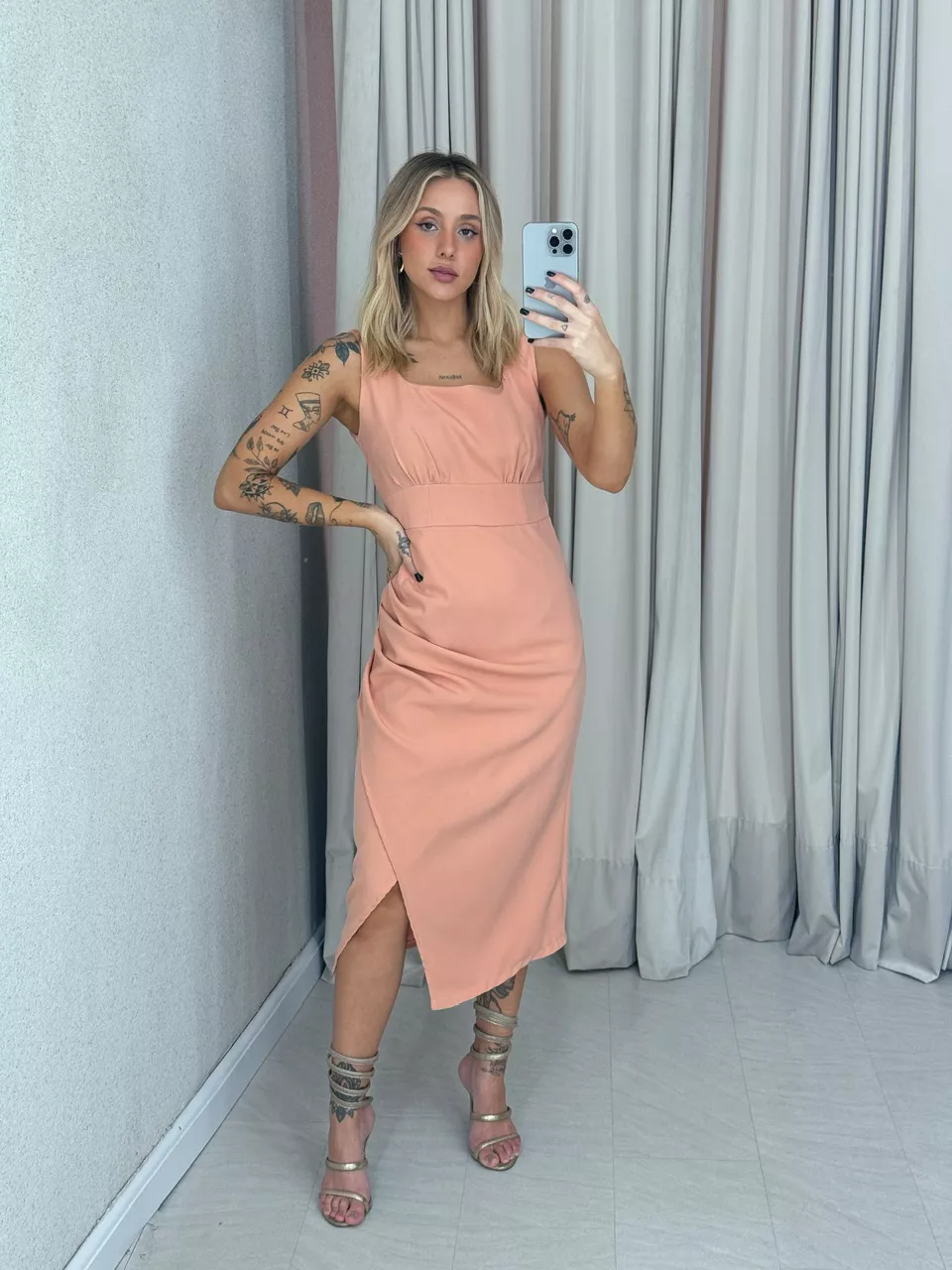 VESTIDO LIGIA DRAPEADO PÊSSEGO - 0061510039 - CAROLLA FERRARO