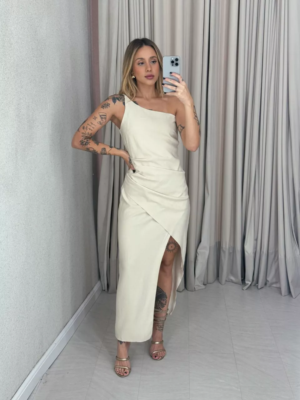 VESTIDO ELOÍSA DRAPEADO AREIA - 0060450110 - CAROLLA FERRARO