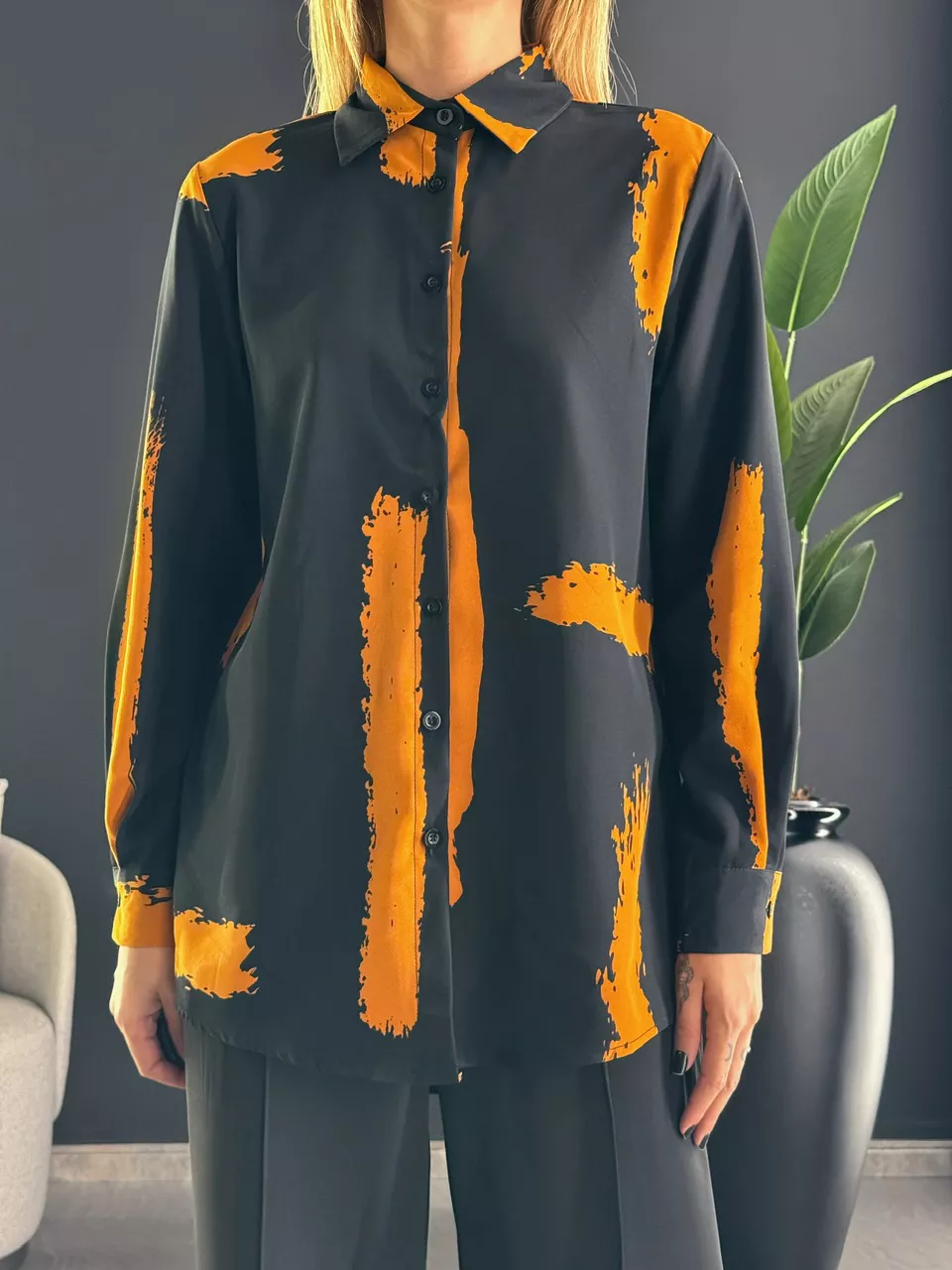 CAMISA LAIS ESTAMPADA PRETO/CARAMELO