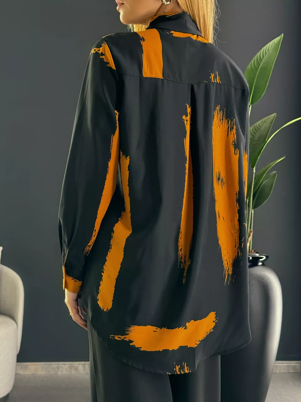 CAMISA LAIS ESTAMPADA PRETO/CARAMELO