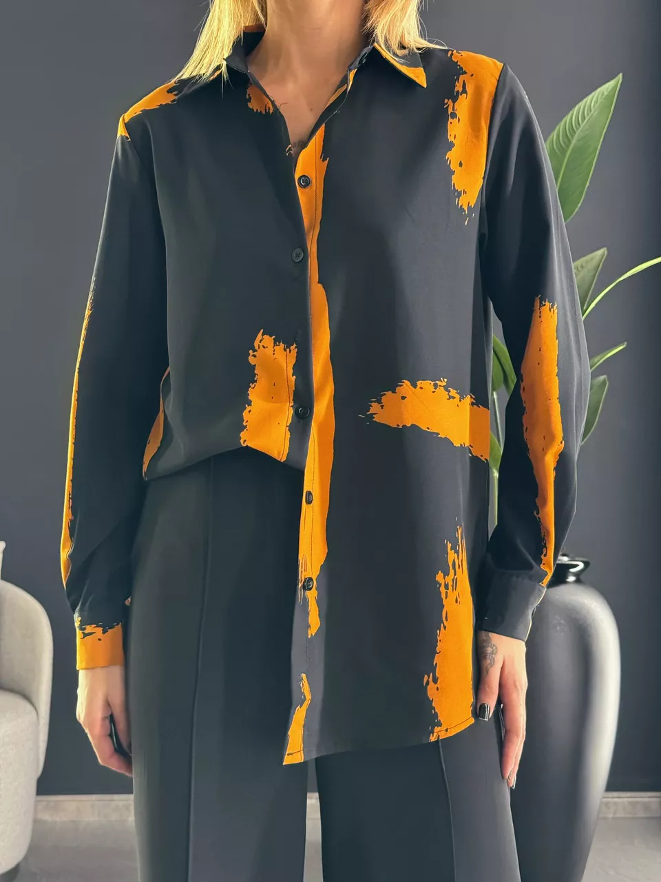 CAMISA LAIS ESTAMPADA PRETO/CARAMELO