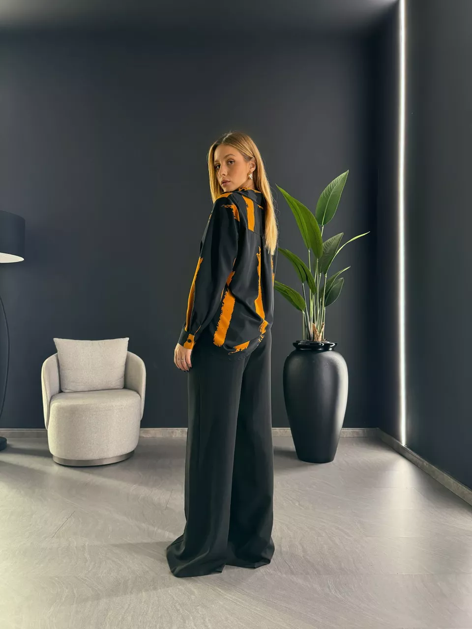 CAMISA LAIS ESTAMPADA PRETO/CARAMELO