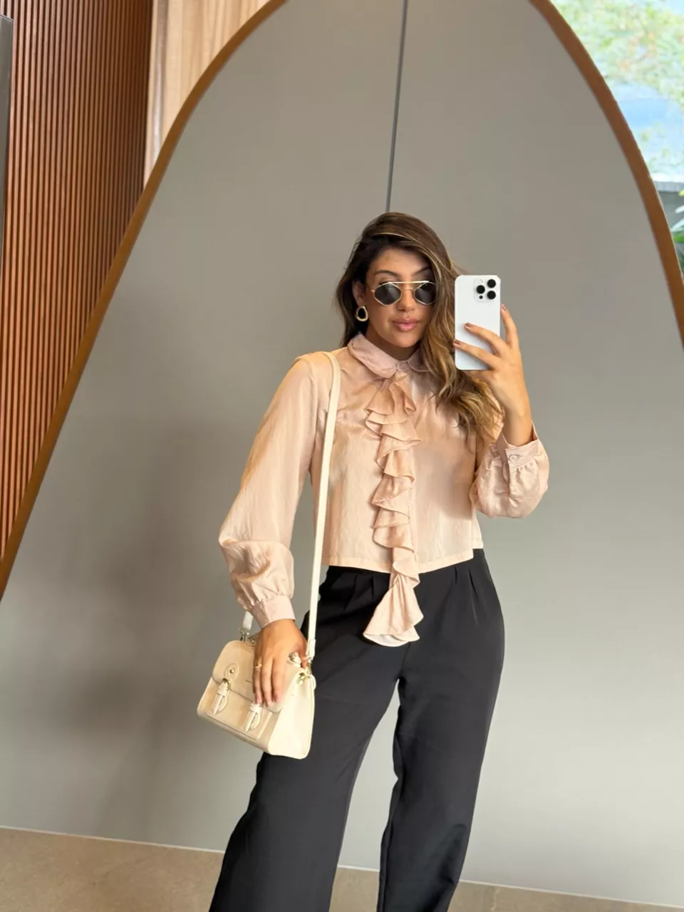 CAMISA SIMONE BABADO AREIA - 0066100110 - CAROLLA FERRARO