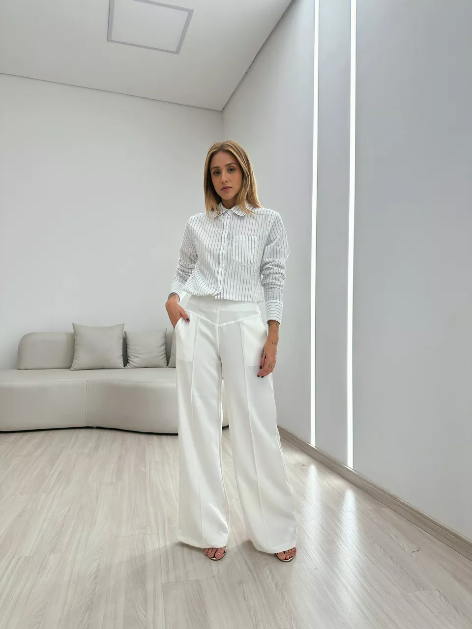 CAMISA OLIVIA LISTRADA BRANCA - 0050210099 - CAROLLA FERRARO