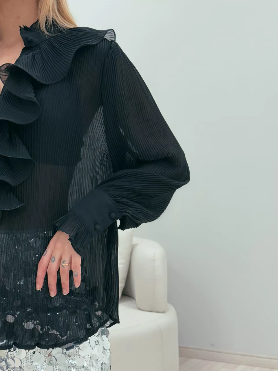 CAMISA PLISSADA BABADO PRETA
