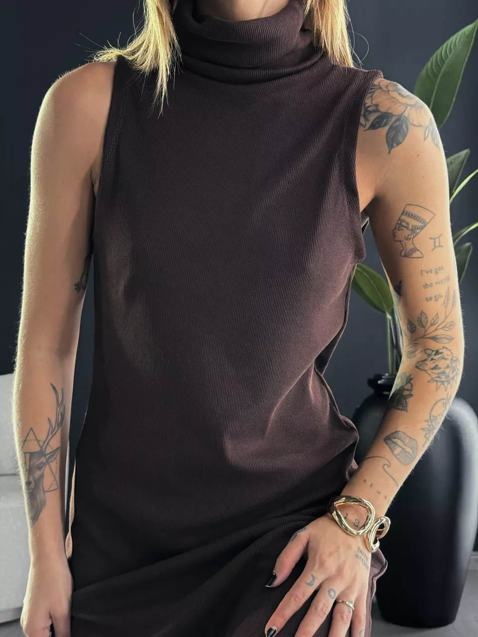 VESTIDO GOLA ALTA CANELADO MARROM