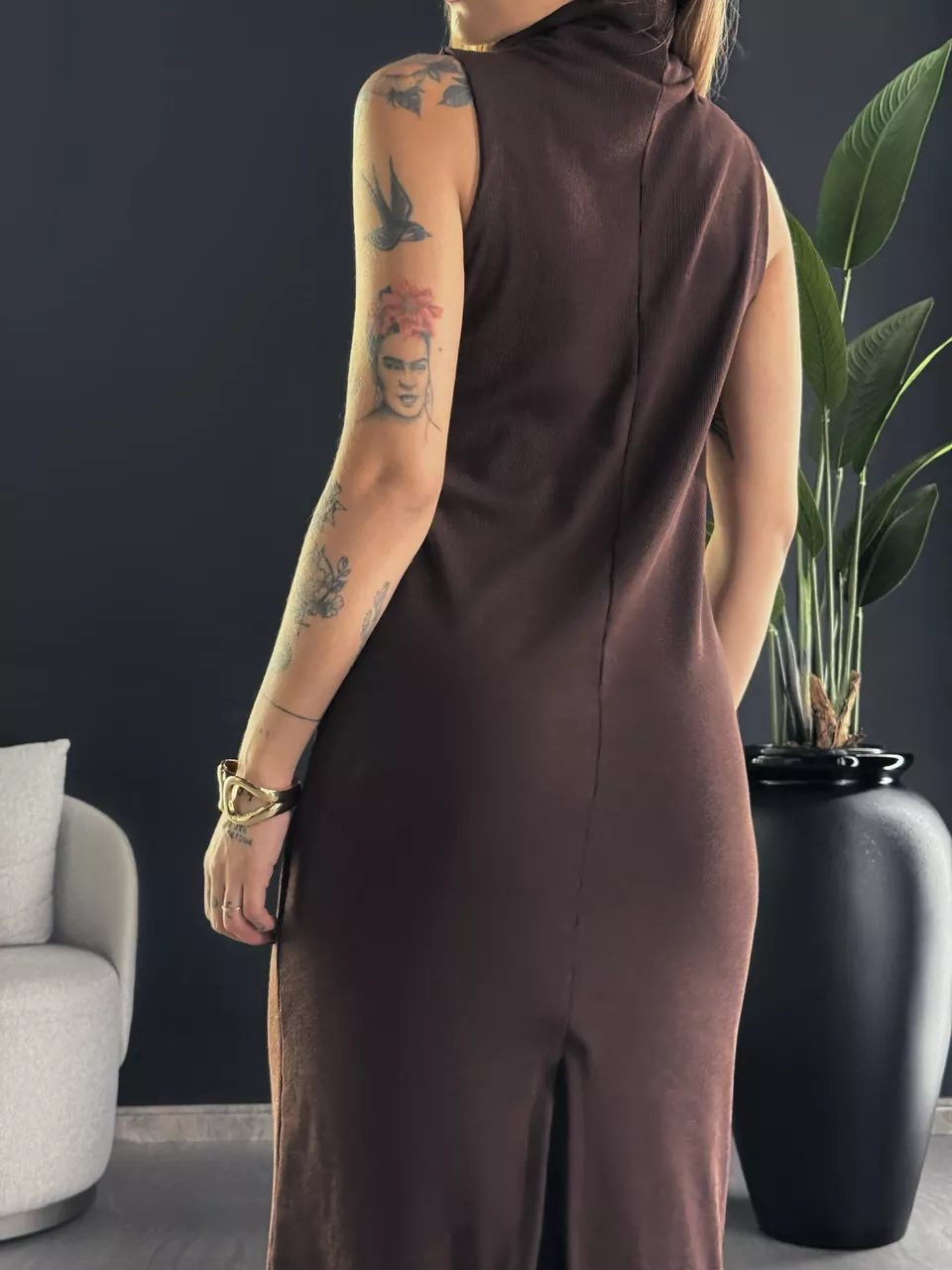 VESTIDO GOLA ALTA CANELADO MARROM