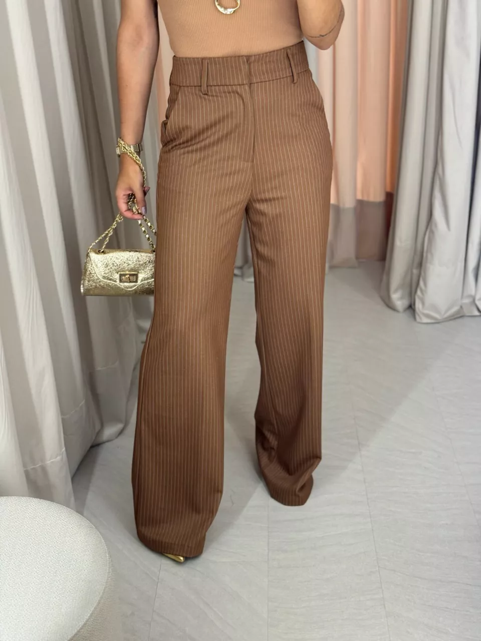 CALÇA RISCA DE GIZ PANTALONA CARAMELO - 0049330095 - CAROLLA FERRARO